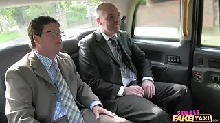 Najemca pieprzy gorącą ciotkę na sex milf polska oczach zdzirowatego męża