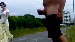 Soczysta Babisz ssie kutasa polskie poron przyjaciela, skacze na niego i zjada spermę po