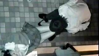 Muskularny trener polskie pormo fucked fitoness na podłodze siłowni