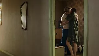 Szczęśliwy facet pieprzy kurczaki, podczas gdy oni krzyczą polski pornhub po całym pokoju od orgazmów